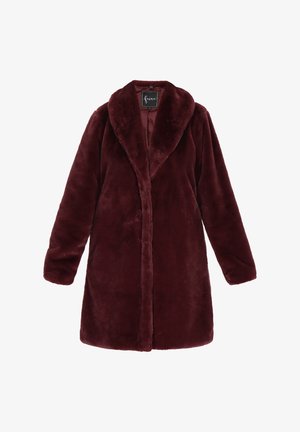 Pikk burgundia värvi faux nahast mantel, millel on lai šallikaelus ja pikad varrukad, lahti nööpimata, näidates siledat sisevoodrit ja kaubamärki.