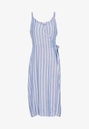 Niebieska i biała sukienka o paski z cienkimi ramiączkami, ściśniętym w pasie paskiem i lekkim, zwiewnym materiałem. Charakteryzuje się długością do kolan.