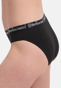 Czarne bambusowe majtki z szerokim czarnym pasem w talii z białym napisem "Bamboo basics". Gładka tekstura w klasycznym fasonie slipów.
