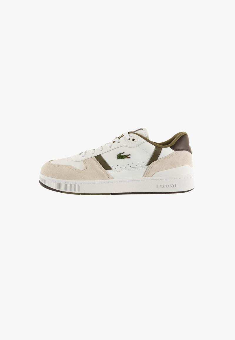 Sneaker bianca in pelle e suede con dettagli verde e marrone, caratterizzata da un design perforato, chiusura con lacci e suola texturizzata.