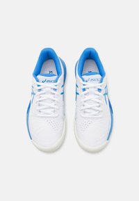 Baltos sportinės bateliai su mėlynais akcentais, tinklelis viršuje, kuris užtikrina pralaidumą orui, apvalus pirštas, raišteliai ir raštuotas padas. Asics logotipas viršuje.