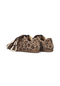 Schoenen met panterprint met een textielen bovenkant, bruine accenten en platte veters. Zachte, gevoerde binnenkant met een rubberen zool.