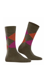 Ciemnozielone skarpetki w wzór argyle z fioletowymi, pomarańczowymi i jasnoszarymi rombami, wyeksponowane stojąc obok siebie.