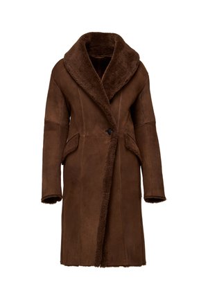 Manteau en shearling marron avec un large col, des manches longues et des poches latérales. L'intérieur est doublé d'un fourrure douce et texturée pour plus de chaleur.
