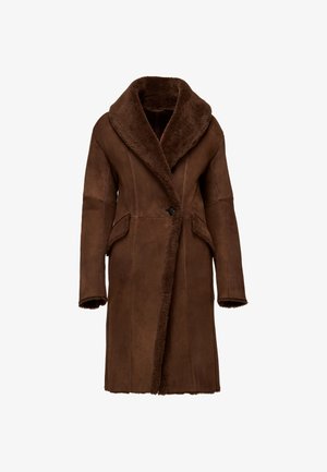 Manteau en shearling marron avec un large col, des manches longues et des poches latérales. L'intérieur est doublé d'un fourrure douce et texturée pour plus de chaleur.