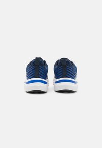 Skriešanas apavi ar jūras zilā krāsā adītu augšdaļu ar svītrām, balts starpslānis un melna gumijas zole. Iekļauta pastiprināta papēža cilpa.