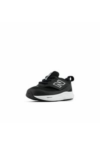 Basket noir à la texture en mesh, avec une semelle intermédiaire blanche et un logo argenté bien visible. Comprend un système de laçage avec une languette.