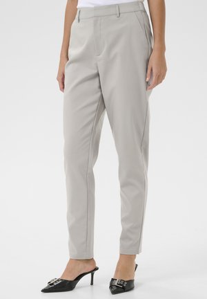 Světlé šedé kalhoty na míru vyrobené z hladké tkaniny se slim fit střihem, vybavené bočními kapsami a skrytým předním zapínáním.
