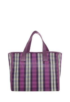 Sac fourre-tout rectangulaire avec un motif à carreaux violet, lavande, blanc et noir, et des poignées unies violettes sur un fond blanc.