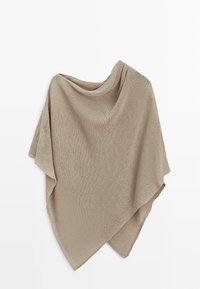 Jasnobrązowe dziergane ponczo z dekoltem w stylu drapowania i asymetrycznym dołem, prezentowane na białym tle.