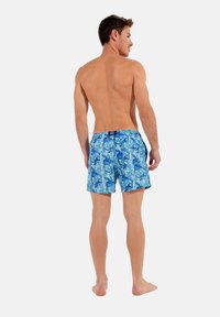 Blaue Badehose mit einem lebendigen aquatischen Muster aus Fischen und Seegras, aus leichtem Material gefertigt und mit einem elastischen Bund.