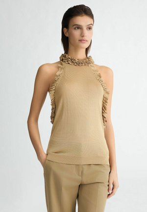 Top halter beige con scollatura e lati arricciati, realizzato in tessuto a coste. Abbinato a pantaloni beige su misura. Texture liscia, design aderente.