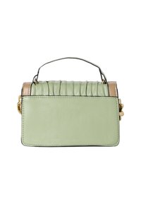 Grön läderhandväska med rynkad textur, liten topphandtag och guldfärgad hårdvara. Har en slät bakpanel och kontrasterande kanter.