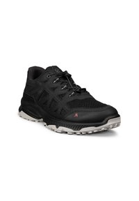 Chaussure de sport basse noire en mesh et synthétique avec des lacets à motifs et une semelle blanche crantée, montrée sous un léger angle.