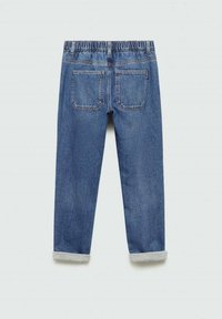 Modri jeans iz denima z udobnim krojem, ki imajo elastičen pas, zvite robove in dve zadnji žep. Gladka tekstura in klasičen dizajn.