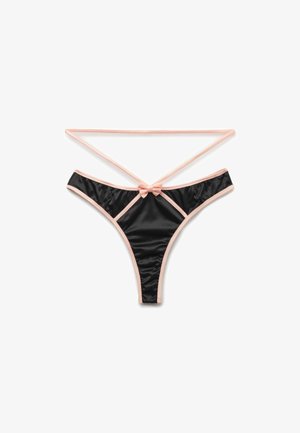 Tanga de satén negro con ribete rosa, que presenta un detalle de lazo central y finas tiras entrecruzadas, enfatizando un diseño minimalista.