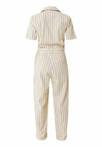 Mono beige a rayas con mangas cortas, cuello y cintura ajustada. Presenta perneras acampanadas y dos bolsillos traseros.