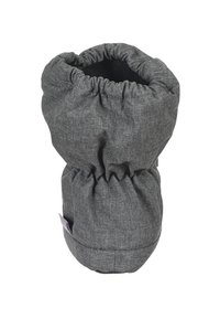 Grauer Stoffstiefel mit gerafftem oberen Teil, strapazierfähiger Textur und weicher Innenausstattung. Verfügt über einen umgeschlagenen Saum und ein Etikett an der Seite.