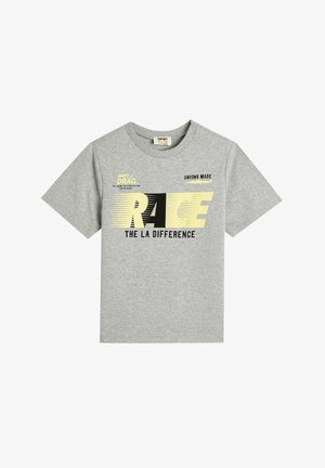 Camiseta de algodón de manga corta en color gris con el texto gráfico "RACE THE LA DIFFERENCE" en negro y amarillo. Cuello redondo y corte relajado.