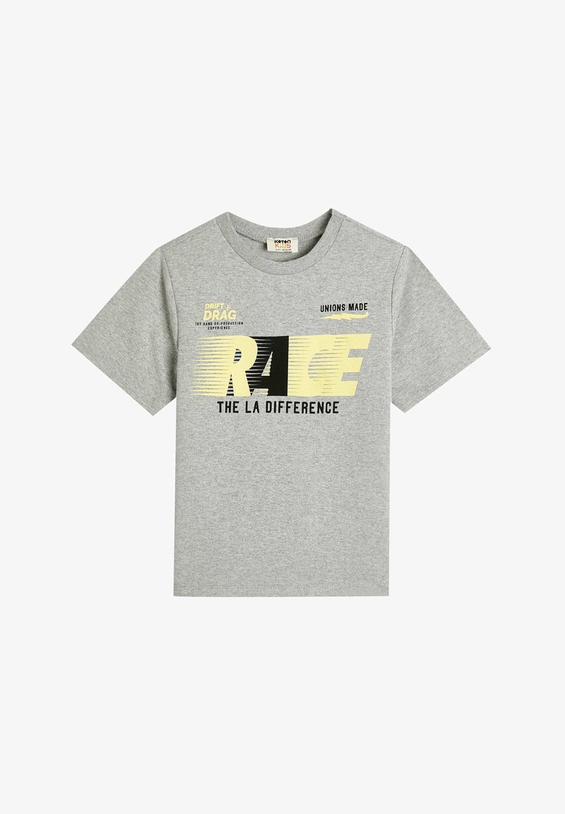 Harmaa lyhythihainen t-paita, joka on valmistettu puuvillasta. Paidassa on mustaa ja keltaista grafiikkaa, jossa lukee "RACE THE LA DIFFERENCE". Pyöreä pääntie ja rento istuvuus.