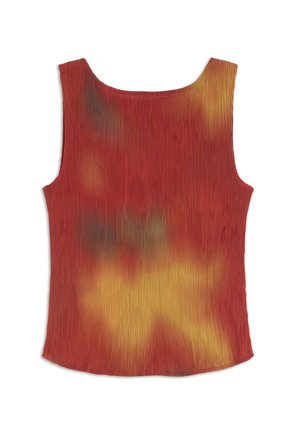 Débardeur côtelé sans manches avec un motif tie-dye rouge, orange et jaune, doté d'un col rond et d'un ourlet légèrement arrondi.