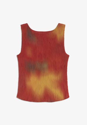 Camiseta sin mangas de canalé con un patrón tie-dye en rojo, naranja y amarillo, con escote redondo y dobladillo ligeramente curvado.