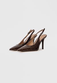 Brązowe skórzane szpilki typu slingback z wąskim noskiem, teksturą krokodylej skóry i smukłym obcasem w kształcie słupka. Regulowany pasek na kostkę z metalowymi elementami w kolorze srebra.