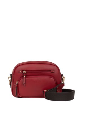Borsa a tracolla in pelle rossa con finitura texture, camere con cerniera multiple, accessori in metallo color oro e tracolla regolabile marrone.