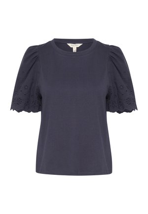 Tamno plava majica s okruglim izrezom, kratkim puff rukavima s izvezenim cvjetnim uzorcima, mekani pamuk i opušteni kroj.