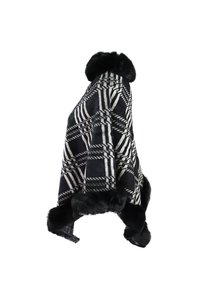 Poncho a scacchi bianco e nero con bordi in pelliccia sintetica. Tessuto morbido e testurizzato con un design oversize, caratterizzato da motivi geometrici e angoli arrotondati.
