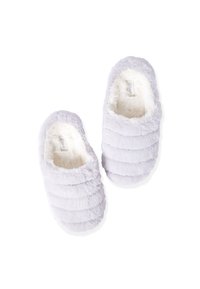 Puszyste, jasnoszare kapcie z pionowym prążkowanym teksturem i miękką białą podszewką wewnętrzną. Zapięcie z tyłu zapewniające komfort i ciepło.