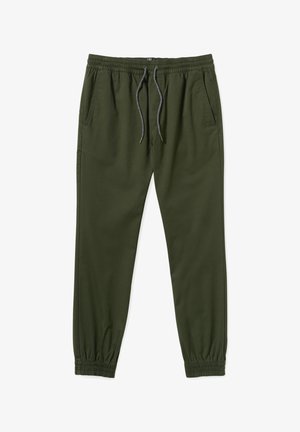 Pantalons de jogging vert olive en tissu doux ; dotés d'une taille élastique avec cordon de serrage, de poches latérales et de poignets élastiques aux chevilles.