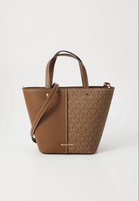 Bolso tote de cuero marrón con un diseño estructurado, que presenta un lateral texturizado y paneles lisos, adornado con herrajes dorados.