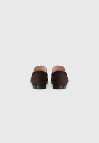 Brune semskede slip-on sko med en glat sort s�åle og blød pink foring, med minimalistisk design og afrundet tå.