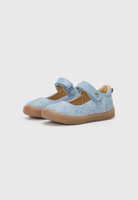 Chaussures en tissu bleu clair avec une texture douce, style Mary Jane, dotées d'une sangle velcro et d'une semelle en caoutchouc marron.