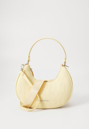 Hellgelbe, halbmondförmige Valentino-Handtasche mit geprägt gemustertem Logo, oberem Griff und abnehmbarem, breitem Schulterriemen.