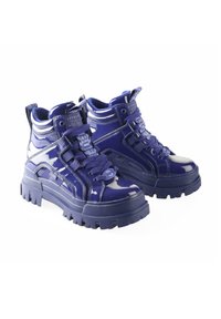 Zapatillas de plataforma de charol azul con caña alta, diseño con cordones y suelas voluminosas que presentan un acabado texturizado y acentos de logotipo.