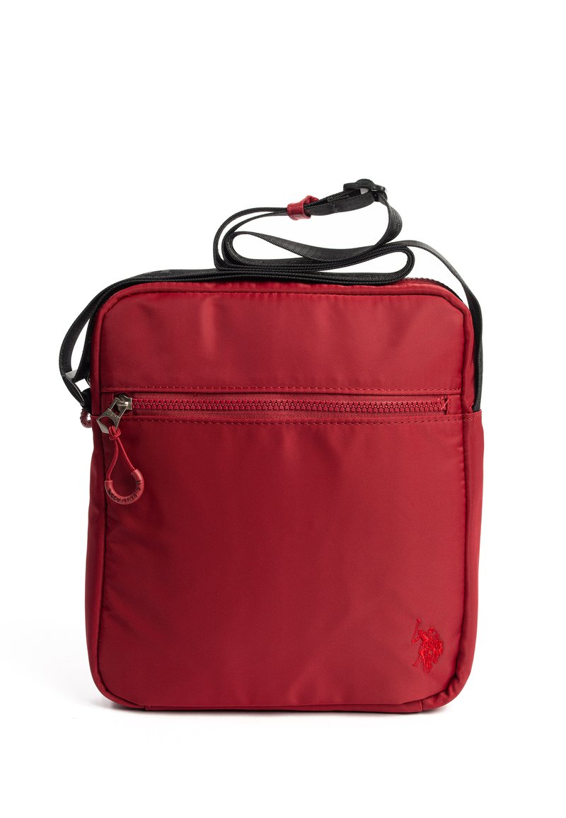 Röd nylon crossbody-väska med en dragkedjeförsedd framficka, svarta detaljer och en elegant rektangulär form. Har en justerbar axelrem.