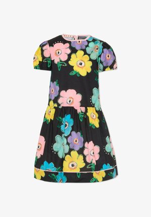 Bloemenjurk op een zwarte achtergrond, met kleurrijke geschilderde bloemen in roze, geel, blauw en paars. Korte pofmouwtjes, rok met plooien.