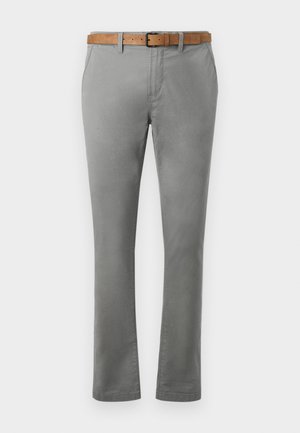 Grijze katoenen chino's met een rechte snit, voorzien van schuine voorzakken en een bruine leren riem. Zachte textuur met minimale details.