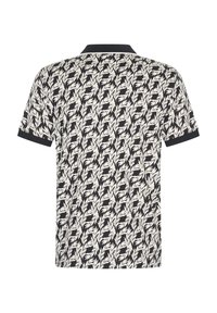 Kortärmad polo med ett svartvitt bladmönster, med svart krage och muddar. Tillverkad av ett lätt, texturerat tyg.