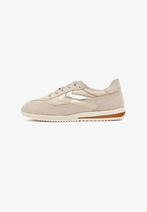 Beige suède en stoffen sneaker met veters aan de voorkant, metalen beige zijaccent, witte zool met bruine streep en een gestructureerde onderkant.