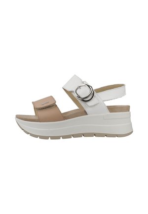 Sandalo beige e bianco con zeppa, con cinturini regolabili, uno fissato da una grande fibbia argentata e una suola spessa e strutturata.