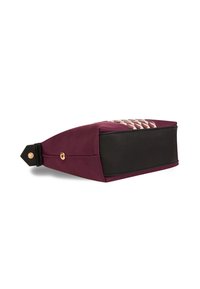 Pochette en tissu violet et noir avec un motif géométrique et un bouton-pression doré, présentée à plat sur un fond blanc.