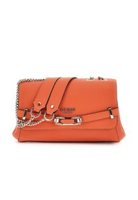 Borsa sintetica di colore arancione con texture, dotata di una catena argentata, dettagli con fibbia e chiusura a pattina. Logo ben visibile sulla parte frontale.