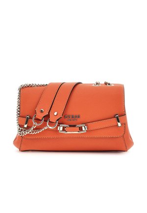 Borsa sintetica di colore arancione con texture, dotata di una catena argentata, dettagli con fibbia e chiusura a pattina. Logo ben visibile sulla parte frontale.