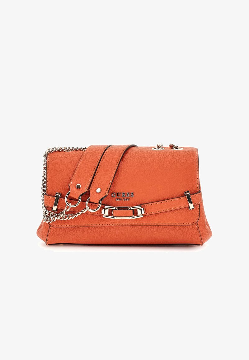 Borsa sintetica di colore arancione con texture, dotata di una catena argentata, dettagli con fibbia e chiusura a pattina. Logo ben visibile sulla parte frontale.