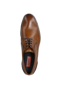Chaussure habillée en cuir marron avec un bout arrondi, design à lacets à six œillets, coutures le long des côtés et semelle texturée.
