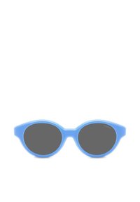 Occhiali da sole in plastica blu con lenti ovali, caratterizzati da una superficie liscia e montature ampia. Le lenti sono grigie scure con una leggera curvatura.