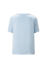 Světle modré polokošile s krátkým rukávem a hladkým texture, s klasickým límcem a čistým lemem, bez vzorů nebo ozdob.